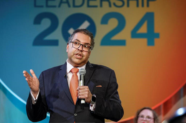 Former Calgary mayor Naheed Nenshi named Alberta NDP leader in landslide victory – Global NewsGN notes:  Just when you’re rejoicing his departure from politics, here he is again.