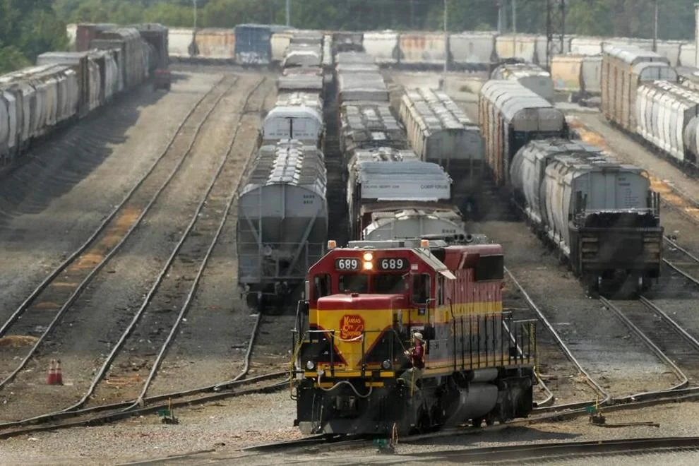 Labor dispute stops Canadian freight railroads and could cause major disruption in US – The Canadian PressGN notes: Canadian National and CPKC railroads both locked out their employees after the deadline of 12:01 a.m. Eastern Thursday passed without new agreements with the Teamsters Canada Rail Conference that represents some 10,000 engineers, conductors and dispatchers.