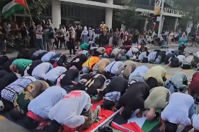 VIDEO: There are more than 100 mosques in Toronto, but Muslims block the tram rail to pray while hundreds of Canadian passengers wait for them – Europe Invasion on XGN notes: It’s the Muslims’ way to demonstrate who runs Toronto. If you’re a Christian, try to stop a train for a prayer and see what happens.