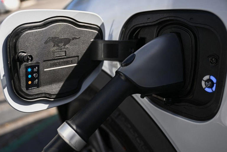 Taxpayers foot the bill for politicians’ EV delusions – Edmonton JournalGN notes: Canada, Quebec and Ontario have bet on EVs with well over $52B. This dream (rather nightmare!) is falling apart, and taxpayers will pay the bills. Now Ottawa considers to top if off with $5,000 per vehicle “incentive” for rich EV buyers. Politicians love wasting your money.